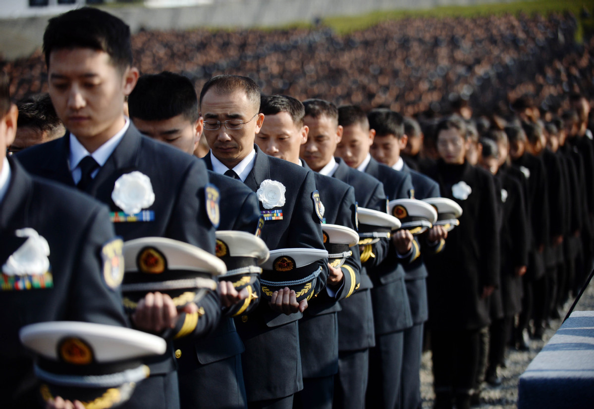 China i?a bandeira a meia haste em memória das vítimas do Massacre de Nanjing