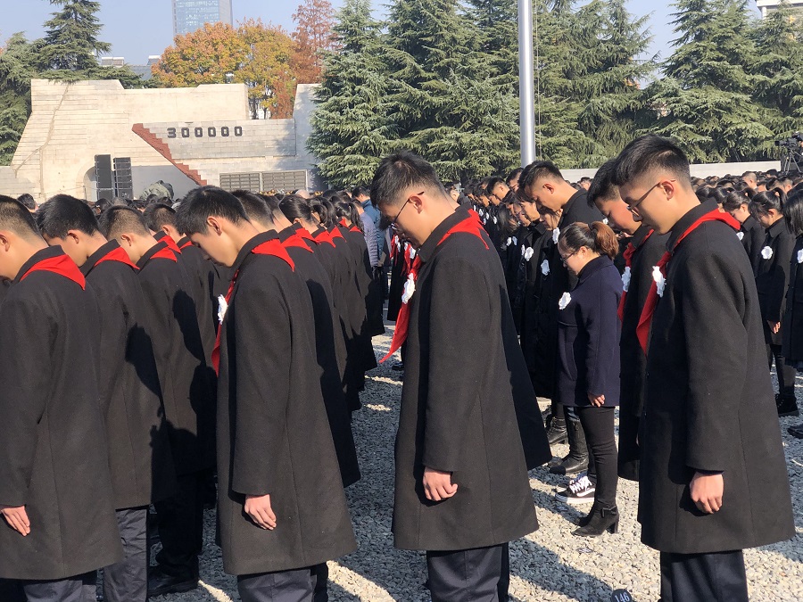China i?a bandeira a meia haste em memória das vítimas do Massacre de Nanjing