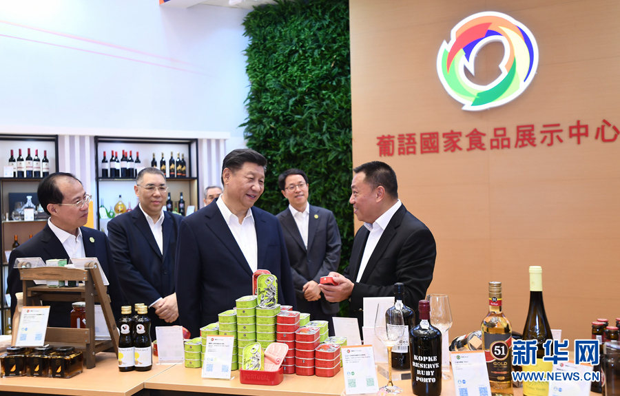 Presidente Xi elogia progresso na constru??o da plataforma de servi?os para a coopera??o comercial entre a China e os países de língua portuguesa