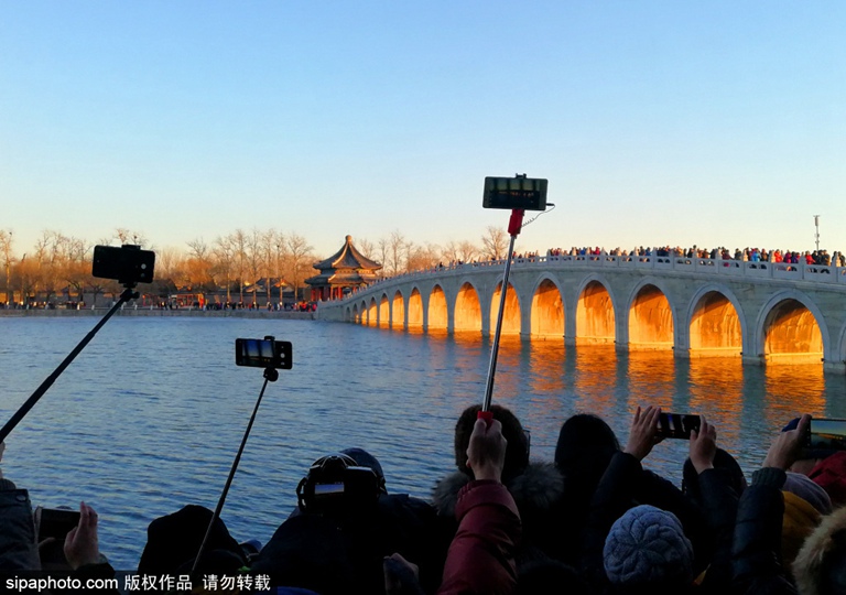 Palácio de Ver?o atrai fotógrafos em busca da foto perfeita da ilumina??o da ponte shiqikong