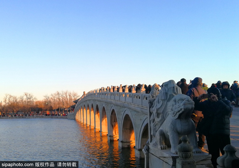 Palácio de Ver?o atrai fotógrafos em busca da foto perfeita da ilumina??o da ponte shiqikong