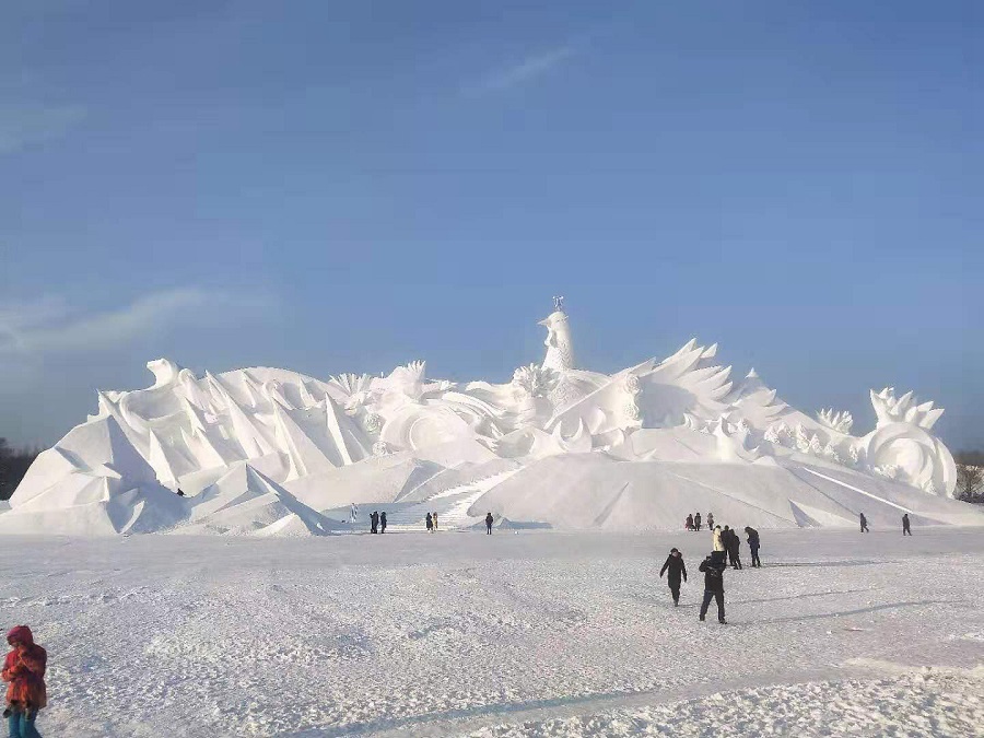 Exposi??o de esculturas de neve aberta ao público em Harbin