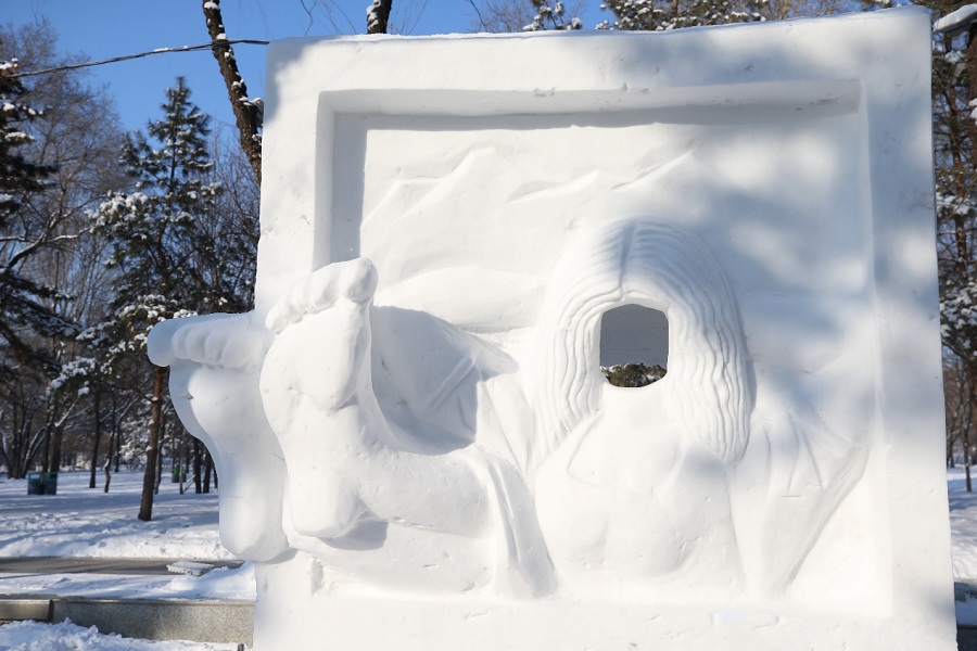 Exposi??o de esculturas de neve aberta ao público em Harbin