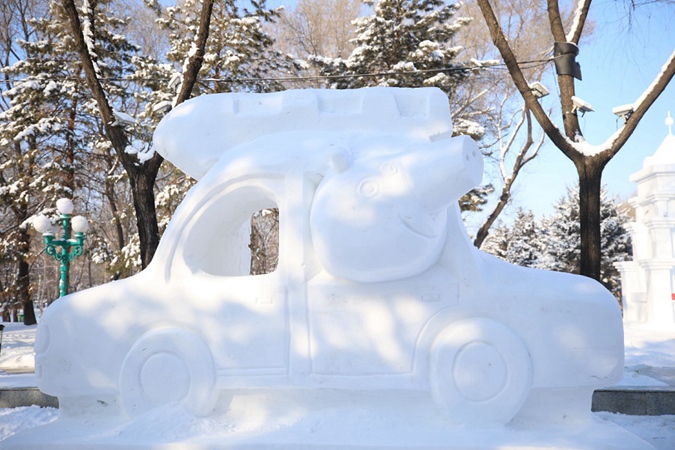 Exposi??o de esculturas de neve aberta ao público em Harbin