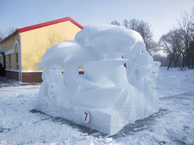 Exposi??o de esculturas de neve aberta ao público em Harbin