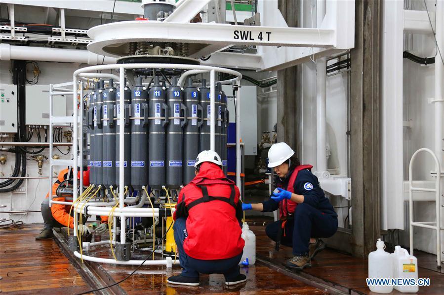 36a Equipe de expedi??o antártica da China trabalham a bordo do quebra-gelo Xuelong 2