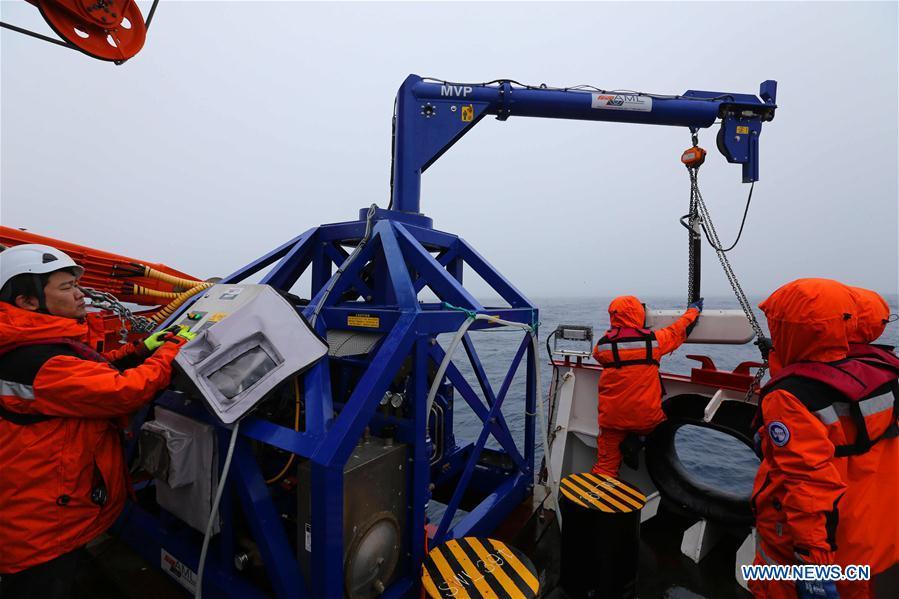 36a Equipe de expedi??o antártica da China trabalham a bordo do quebra-gelo Xuelong 2