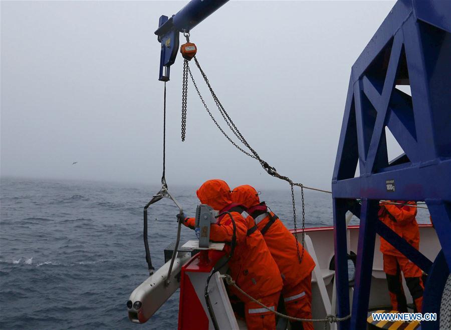 36a Equipe de expedi??o antártica da China trabalham a bordo do quebra-gelo Xuelong 2