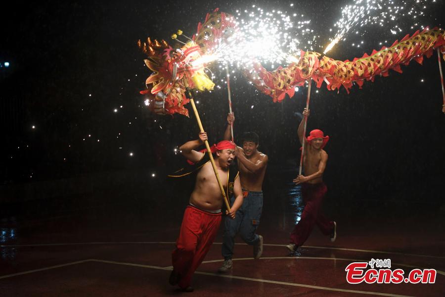 Festival?de?lanternas?com?chuva?de?faíscas?realizado?em?Changsha