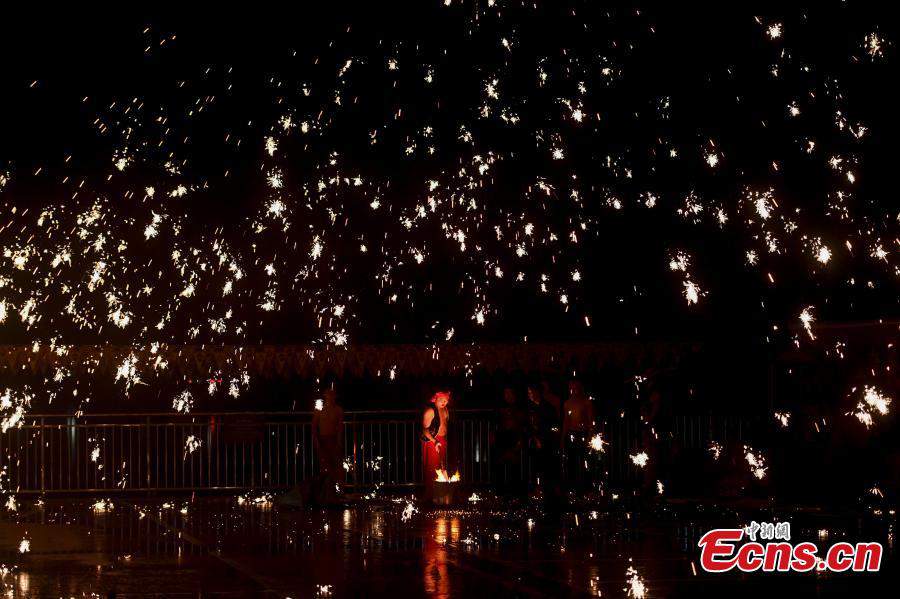 Festival?de?lanternas?com?chuva?de?faíscas?realizado?em?Changsha