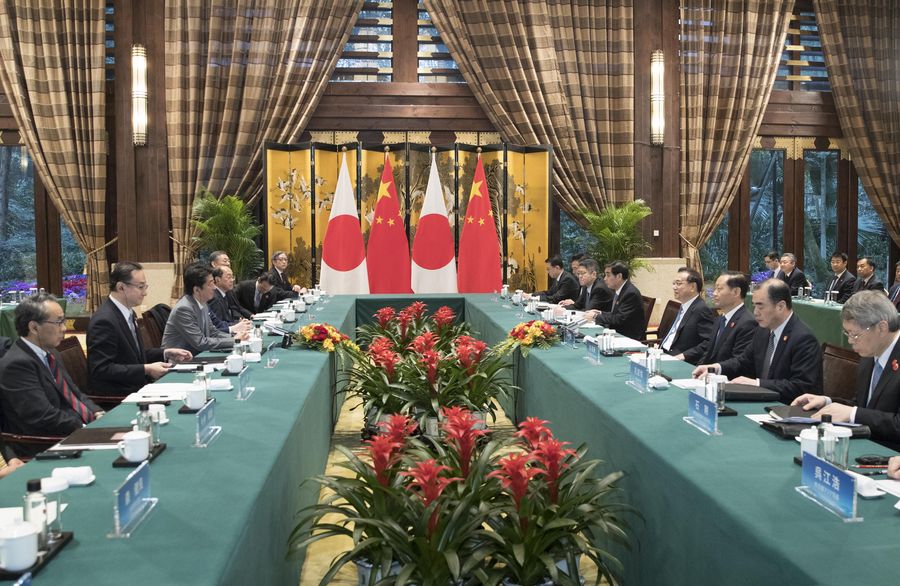 Premiê chinês realiza conversa com seu homólogo japonês