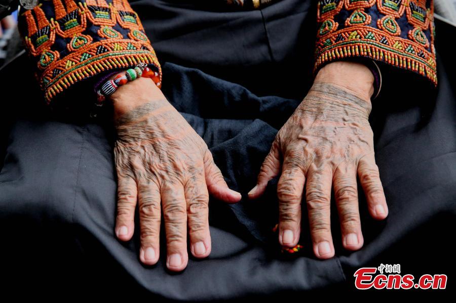 Apelos surgem em Taiwan por preserva??o de tradi??o de tatuagens de grupo étnico local