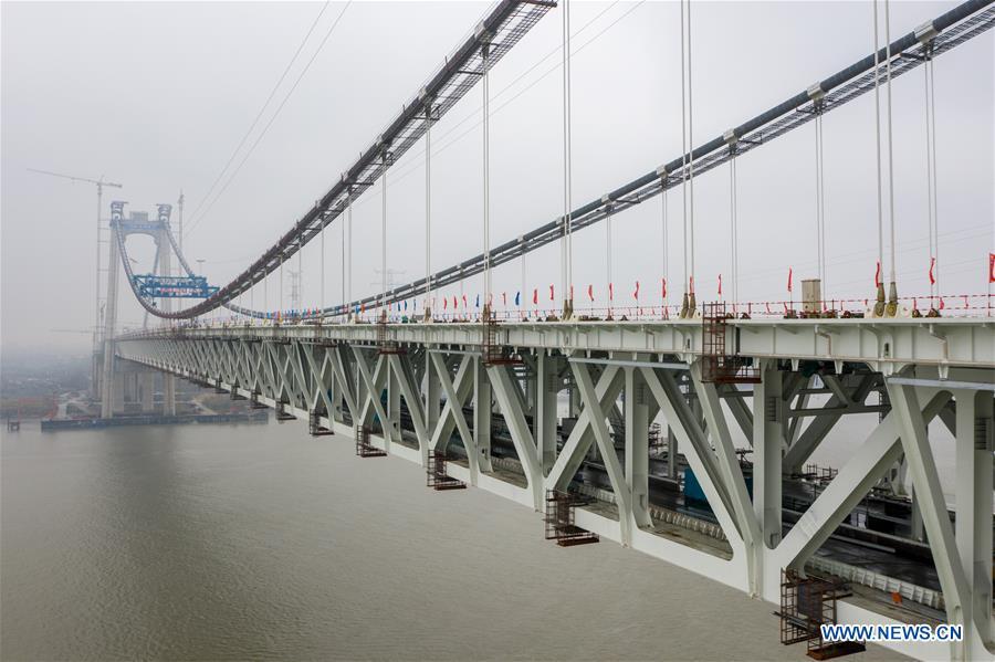 Primeira ponte suspensa com autoestrada e ferrovia da China termina primeira fase de constru??o