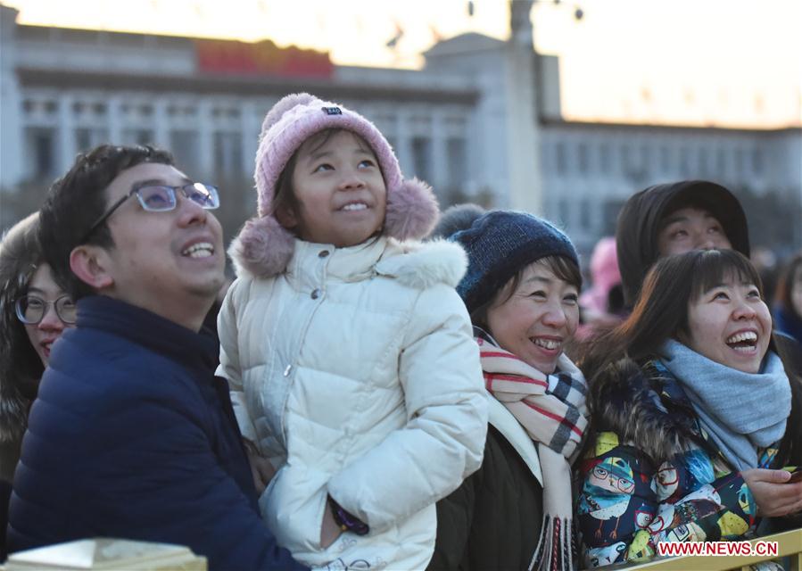 Cerim?nia de hasteamento de bandeira nacional realizada na Pra?a de Tian’anmen