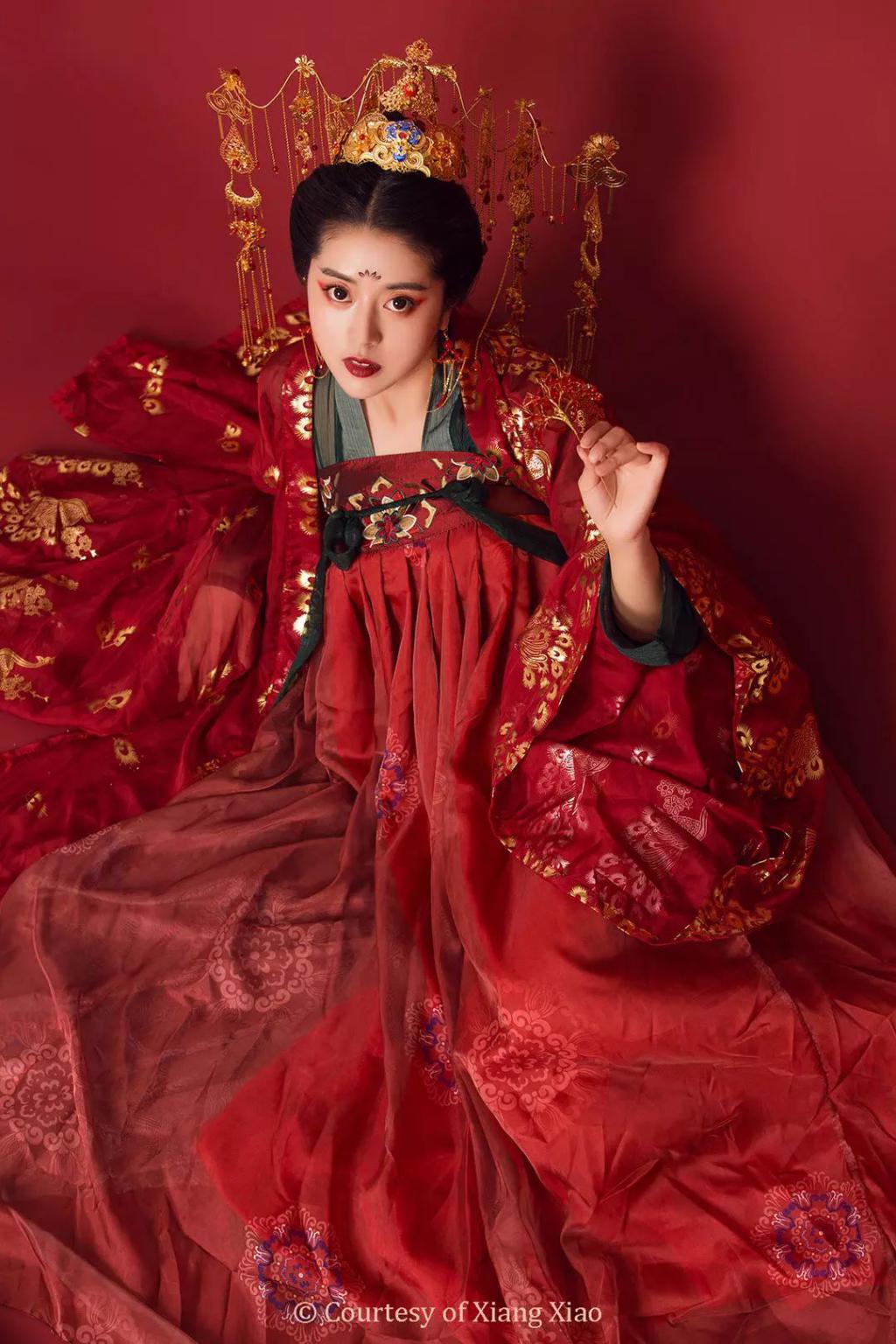 Vlogger chinesa atinge a fama após recria??es artesanais de trajes da China antiga