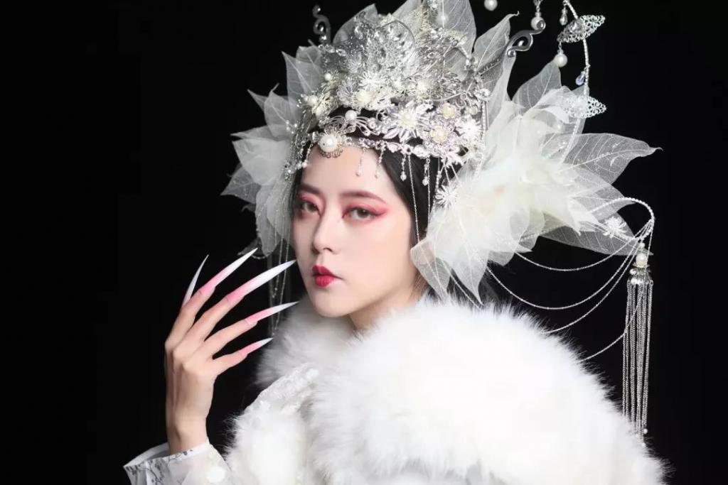 Vlogger chinesa atinge a fama após recria??es artesanais de trajes da China antiga