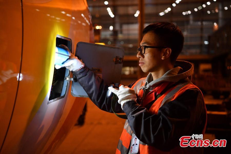 Companhia aérea realiza manuten??o de avi?es para garantir seguran?a do chunyun 