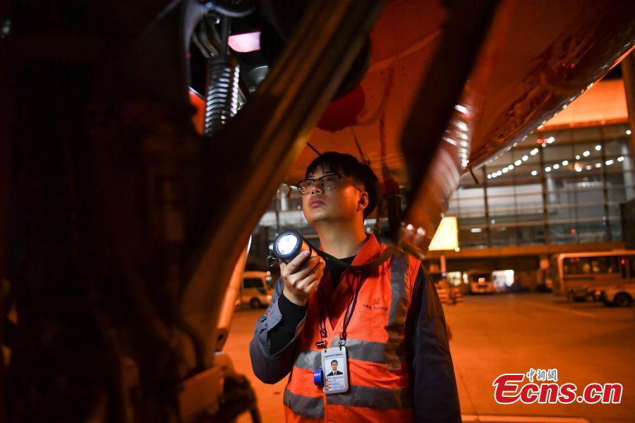 Companhia aérea realiza manuten??o de avi?es para garantir seguran?a do chunyun 