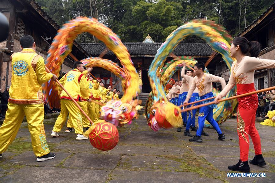 Voluntários apresentam dan?a do drag?o e do le?o para moradores em Sichuan