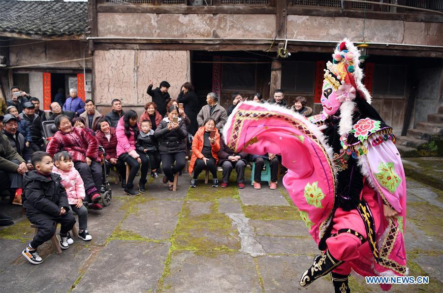 Voluntários apresentam dan?a do drag?o e do le?o para moradores em Sichuan