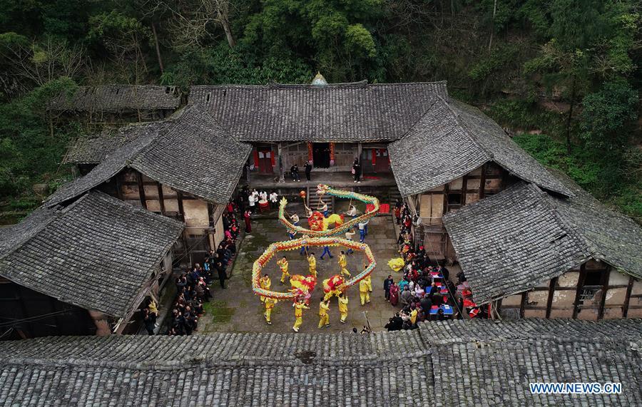 Voluntários apresentam dan?a do drag?o e do le?o para moradores em Sichuan