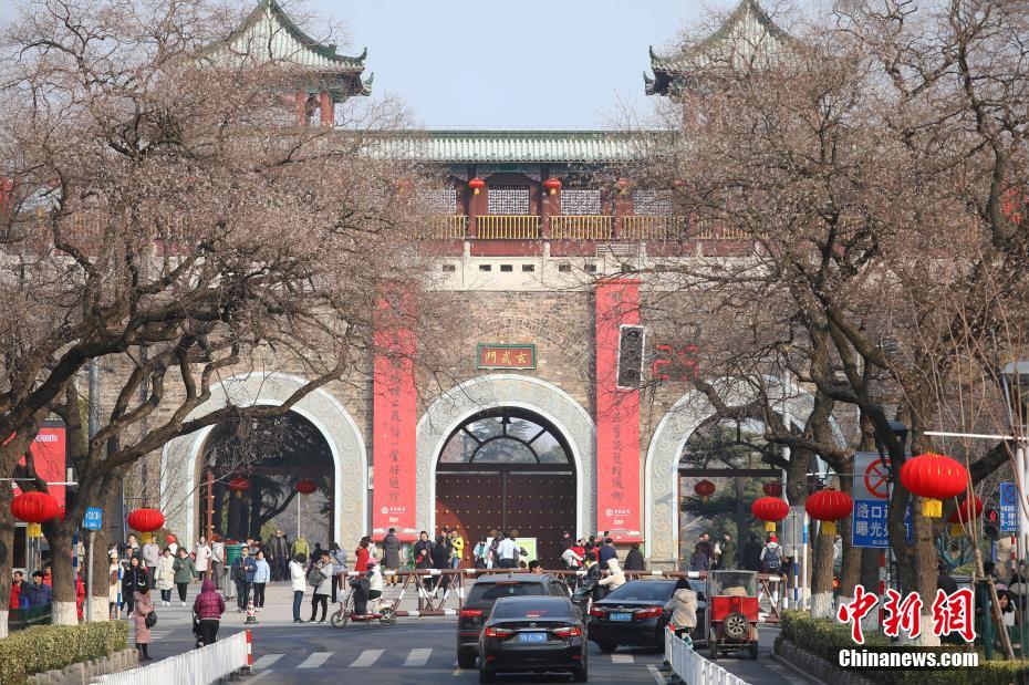 Nanjing decora port?es da muralha para celebrar o Festival da Primavera