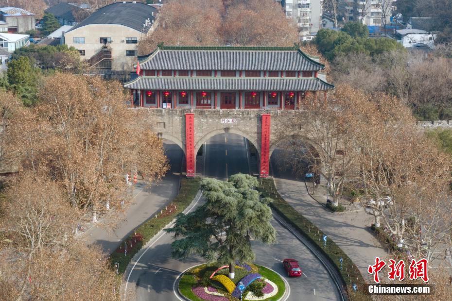 Nanjing decora port?es da muralha para celebrar o Festival da Primavera