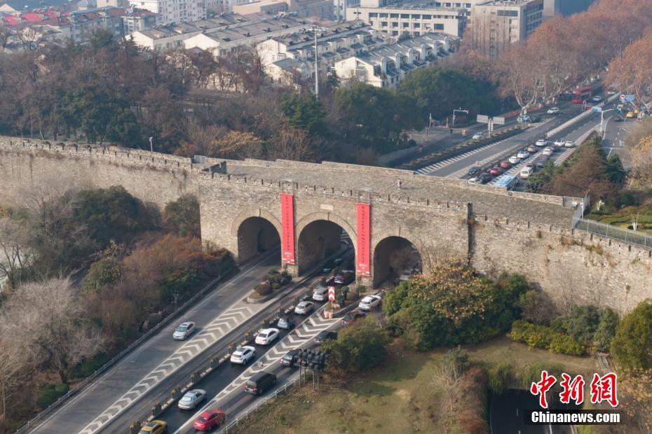 Nanjing decora port?es da muralha para celebrar o Festival da Primavera