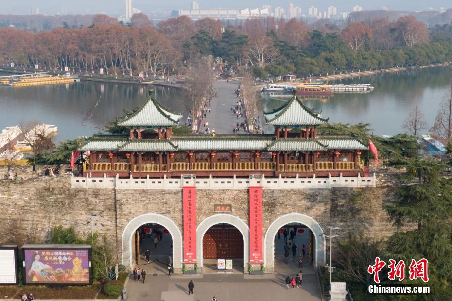 Nanjing decora port?es da muralha para celebrar o Festival da Primavera