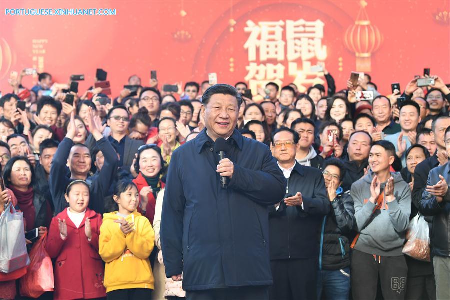 Xi inspeciona feira de compras para Festa da Primavera em Kunming