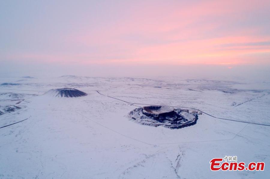 Galeria: grupo vulcanico Ulan Hada coberto de neve