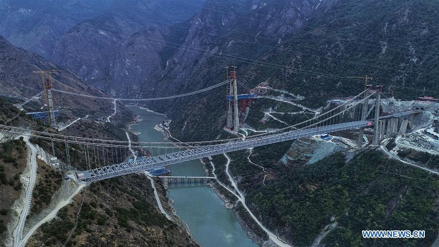 Ponte da Garganta do Salto do Tigre sobre rio Jinsha em constru??o