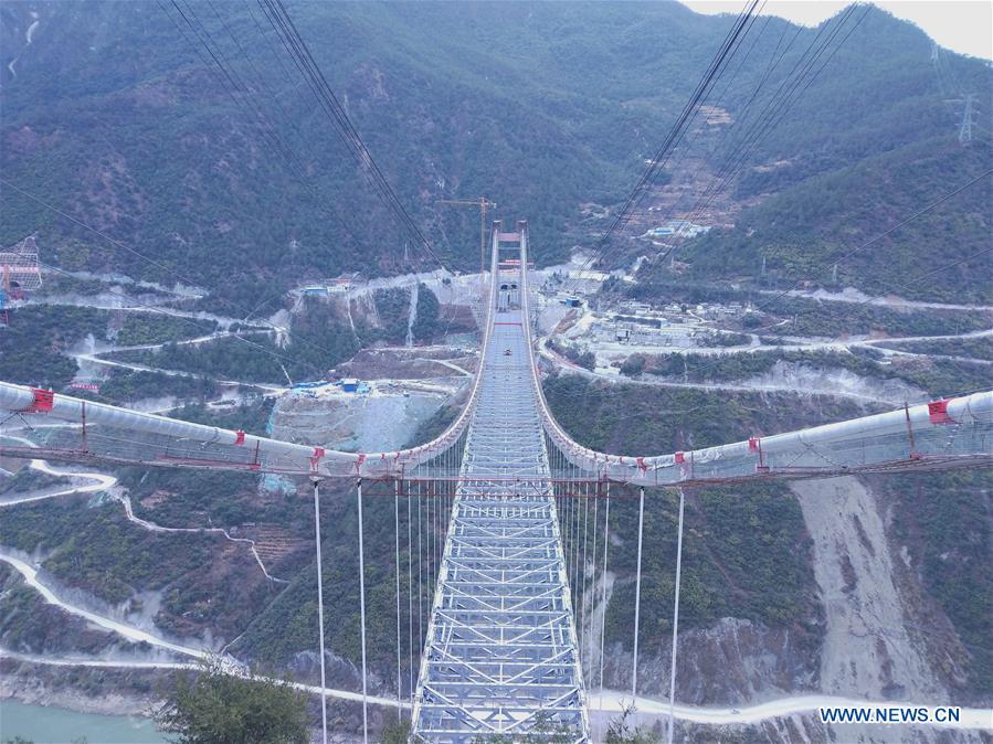 Ponte da Garganta do Salto do Tigre sobre rio Jinsha em constru??o