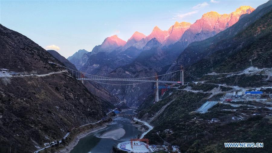 Ponte da Garganta do Salto do Tigre sobre rio Jinsha em constru??o