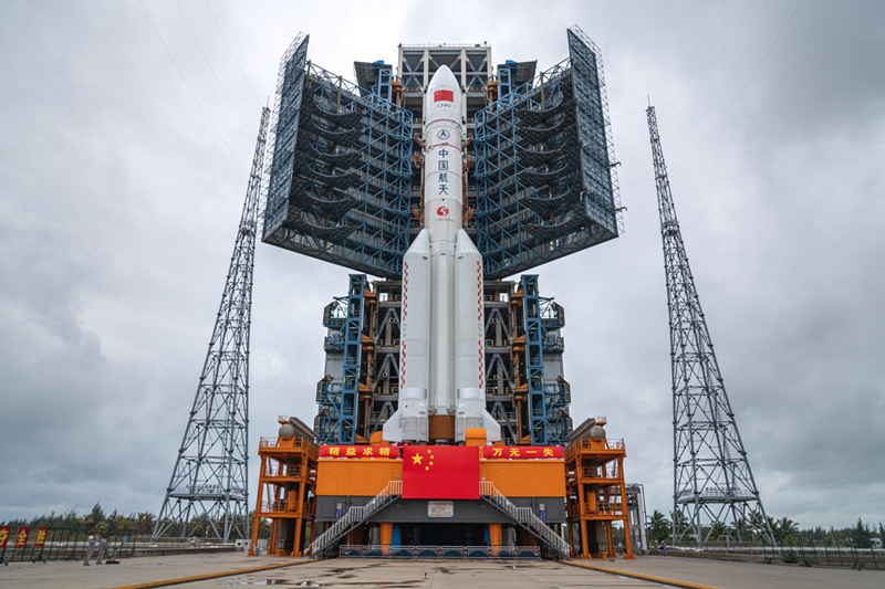 Módulo principal da esta??o espacial e nave tripulada chegam ao local de lan?amento