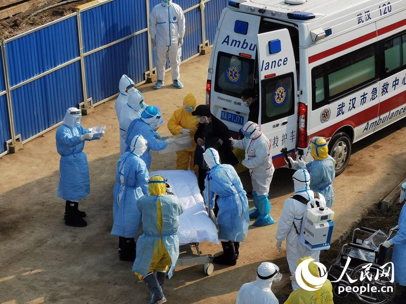 Primeiras ambulancias a carregar pacientes infetados por novo coronavírus chegam ao Hospital Huoshenshan