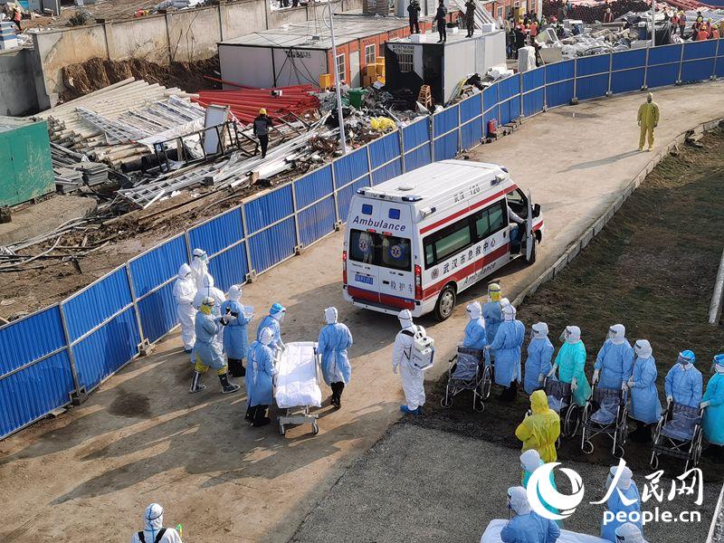 Primeiras ambulancias a carregar pacientes infetados por novo coronavírus chegam ao Hospital Huoshenshan