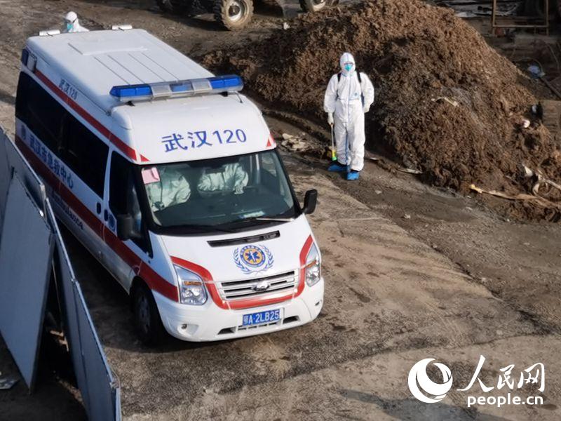 Primeiras ambulancias a carregar pacientes infetados por novo coronavírus chegam ao Hospital Huoshenshan