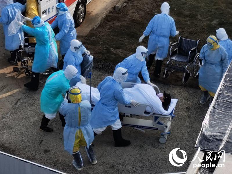Primeiras ambulancias a carregar pacientes infetados por novo coronavírus chegam ao Hospital Huoshenshan