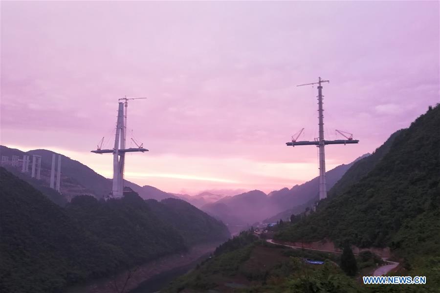 Constru??o da ponte do rio Xiangjiang retomada na província de Guizhou   