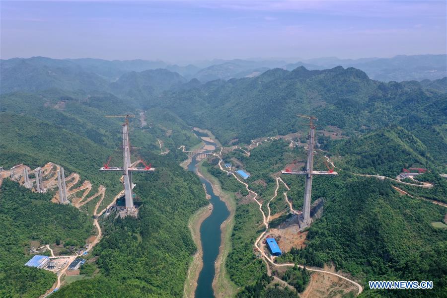 Constru??o da ponte do rio Xiangjiang retomada na província de Guizhou   