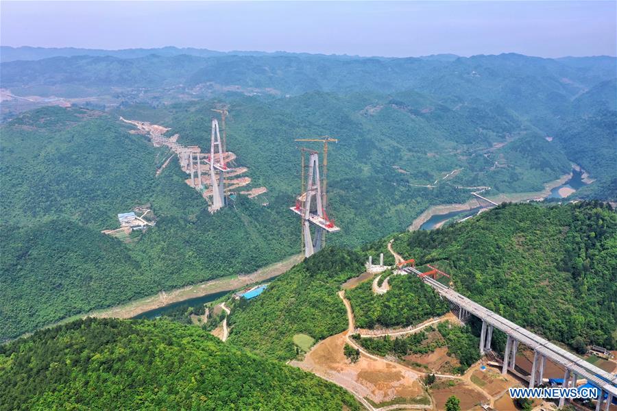 Constru??o da ponte do rio Xiangjiang retomada na província de Guizhou   
