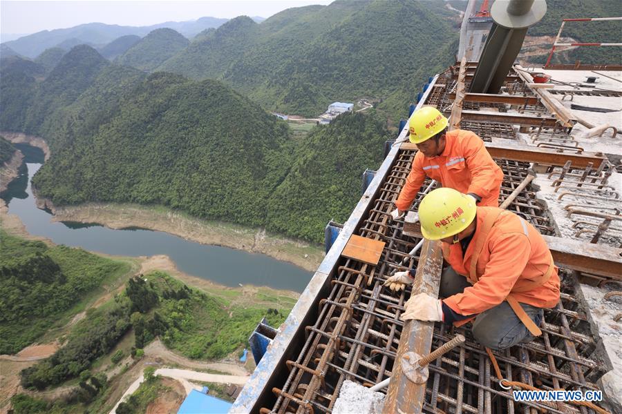 Constru??o da ponte do rio Xiangjiang retomada na província de Guizhou   