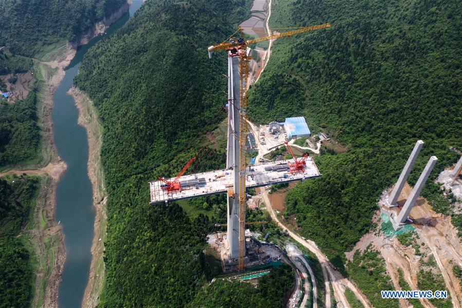 Constru??o da ponte do rio Xiangjiang retomada na província de Guizhou   