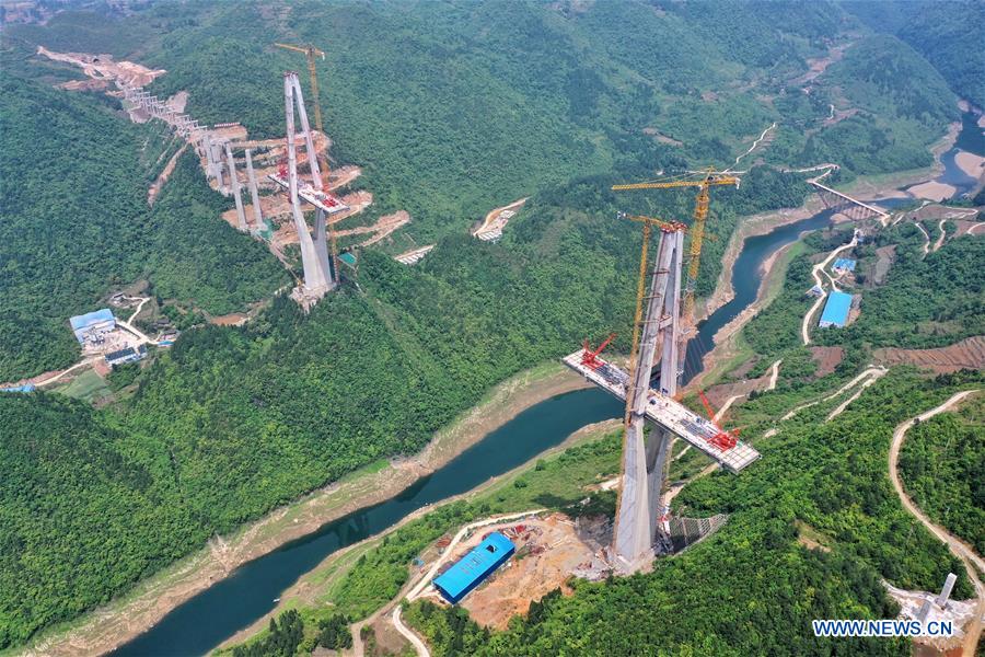 Constru??o da ponte do rio Xiangjiang retomada na província de Guizhou   