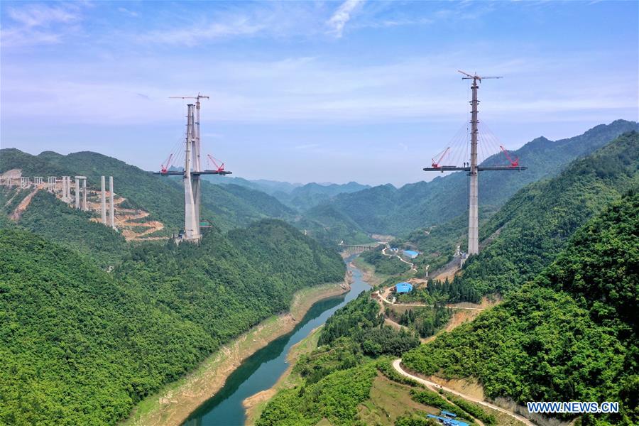 Constru??o da ponte do rio Xiangjiang retomada na província de Guizhou   