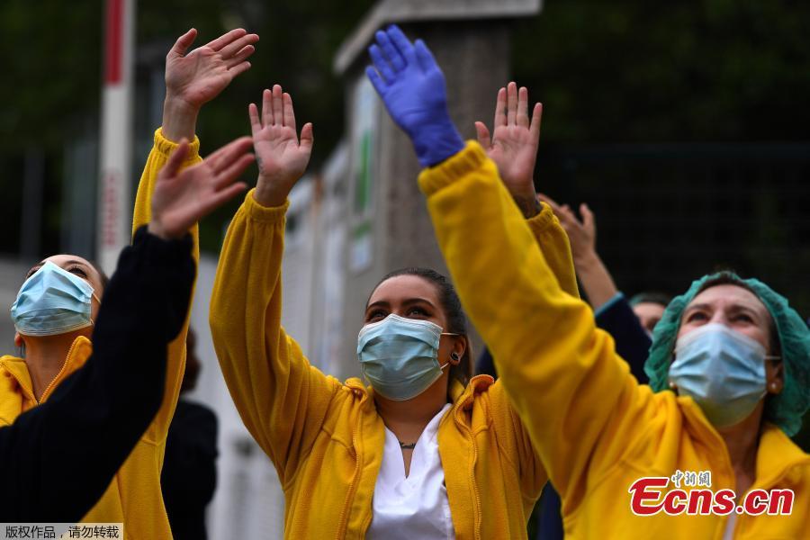 Profissionais de saúde da Espanha aplaudem para cumprimentar pessoas em quarentena