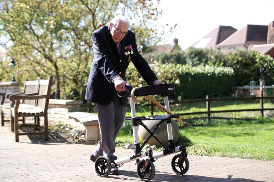 Veterano britanico Tom Moore recebeu milhares de cart?es de aniversário


