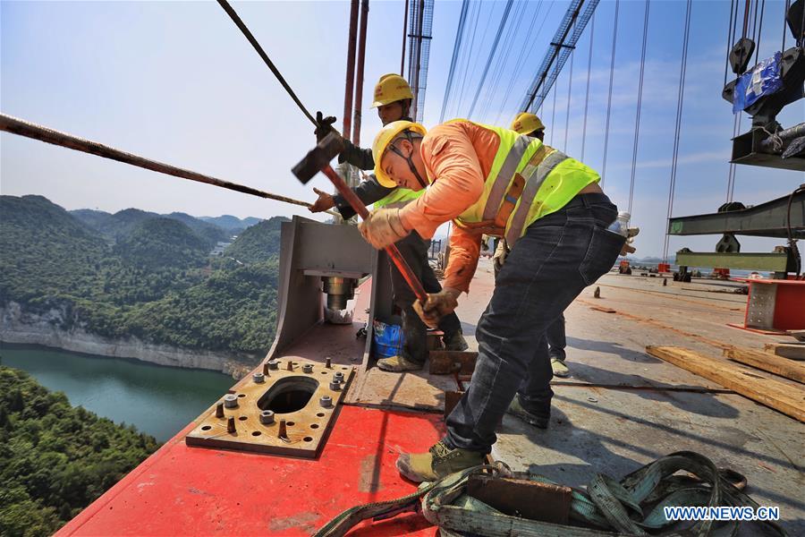 Galeria: Ponte Wujiang sobre Lago Feilong em constru??o em Guizhou

