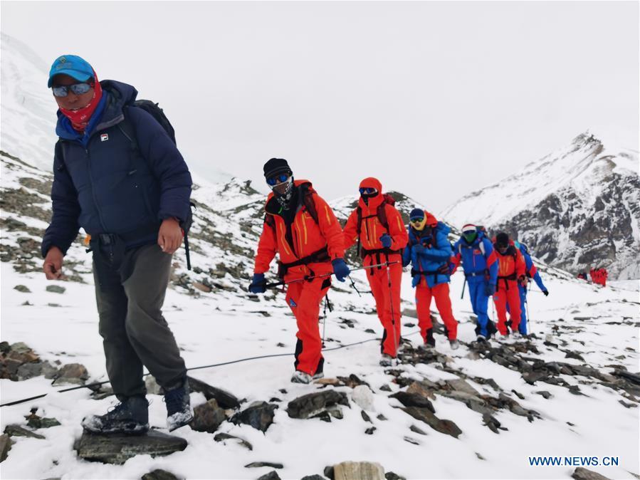 Membros da equipe de medi??o do cume do Monte Qomolangma chegam ao acampamento de base a uma altitude de 6.500 metros


